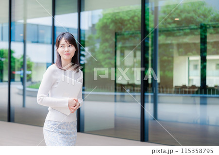 キャンパス内を歩く女子大学生 キャンパス内を歩く女子大学生 115358795