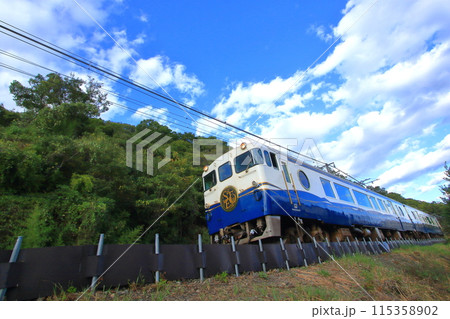 自然豊かな中を走る観光列車エトセトラ 115358902
