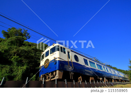 抜けるような青空の下を走る 観光列車エトセトラ 115358905