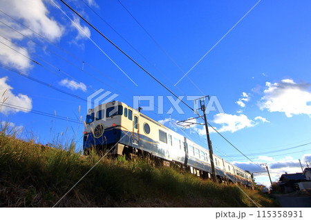 エンジン音を響かせて走り去ってゆくエトセトラ 115358931