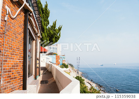 韓国　釜山　ヒンヨウル文化村　海　青空　街並み 115359038