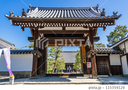 京都市左京区田中門前町の百萬遍知恩寺　総門（山門）重要文化財 115359120