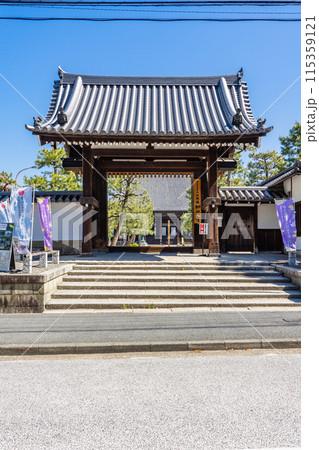 京都市左京区田中門前町の百萬遍知恩寺　総門（山門）重要文化財 115359121