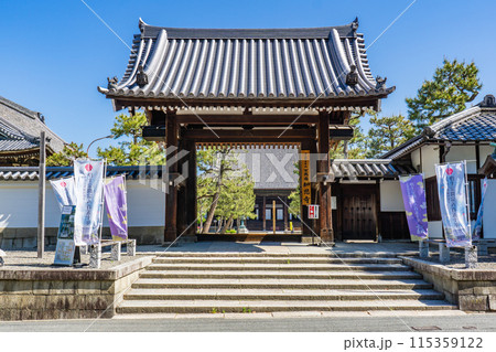 京都市左京区田中門前町の百萬遍知恩寺　総門（山門）重要文化財 115359122