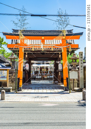 京都市中京区下御霊前町の下御霊神社（京都御所の産土神）　鳥居 115359161