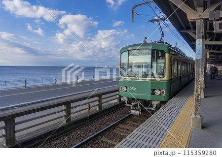 【神奈川県・鎌倉市】湘南の海を走る江ノ電／鎌倉高校前駅 115359280
