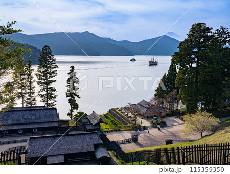 箱根関所遠見番所から芦ノ湖と富士山が見える風景 箱根関所遠見番所から芦ノ湖と富士山が見える風景 115359350