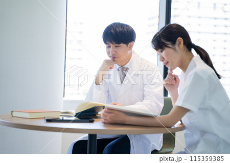 勉強する看護師と医者 115359385