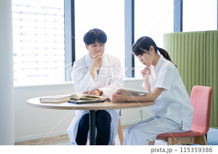 勉強する看護師と医者 115359386