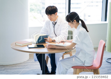 勉強する看護師と医者 115359402