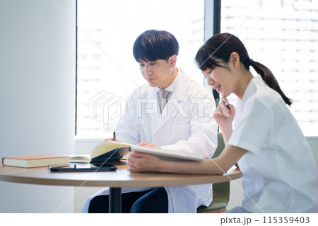 勉強する看護師と医者 勉強する看護師と医者 115359403