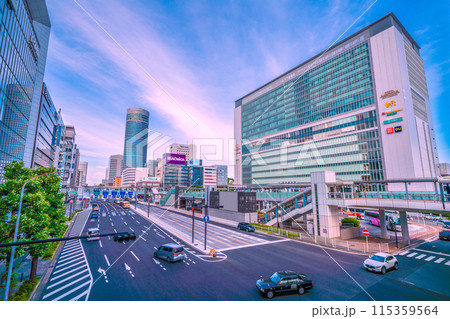 日本の横浜都市景観 6月。美しく生まれ変わった新横浜駅前の幹線道路や新横浜駅、横プリなどを望む＝8日 115359564