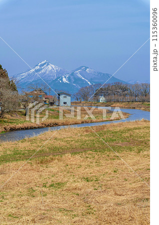 猪苗代湖畔 湖南地区の里山風景 115360096