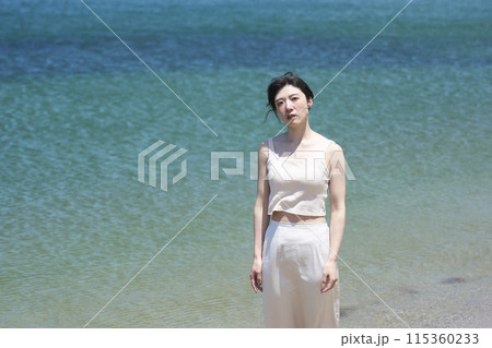 海辺に立つ女性 115360233