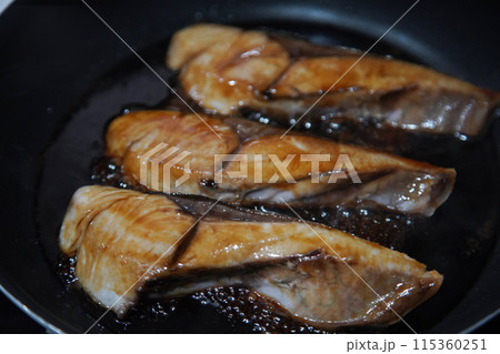 ぶりの照り焼きを作る様子 ぶりの照り焼きを作る様子 115360251