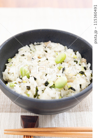 ヘルシーで美味しいワカメとじゃこのおこわ ヘルシーで美味しいワカメとじゃこのおこわ 115360491