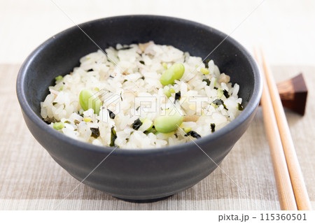 ヘルシーで美味しいワカメとじゃこのおこわ ヘルシーで美味しいワカメとじゃこのおこわ 115360501