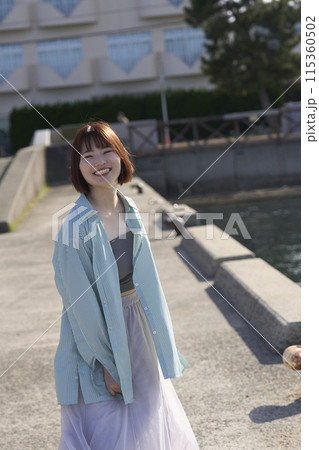 海辺でポーズをとる女性 海辺でポーズをとる女性 115360502
