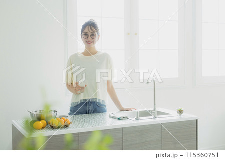 キッチンで水を飲む女性 キッチンで水を飲む女性 115360751