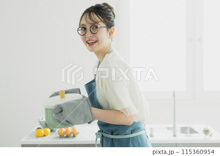 キッチンに立つ若い女性 キッチンに立つ若い女性 115360954