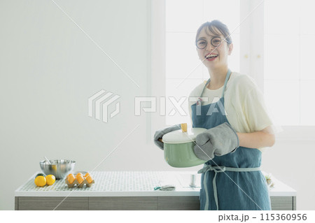 キッチンに立つ若い女性 キッチンに立つ若い女性 115360956