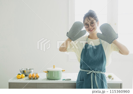 キッチンに立つ若い女性 115360960