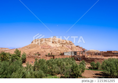 The architectural style of the mud house is elegant and attracts movie shooting. 115361205