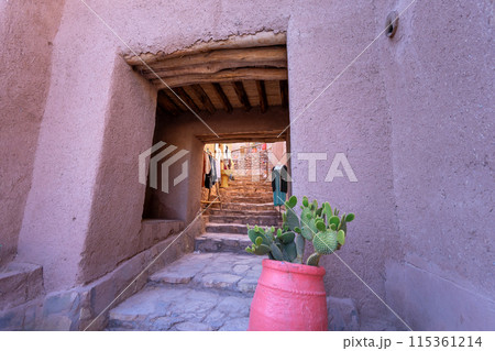 The architectural style of the mud house is elegant and attracts movie shooting. The architectural style of the mud house is elegant and attracts movie shooting. 115361214