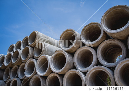 A stack of concrete ring pipes piled and creating a symmetrical arrangement 115361534