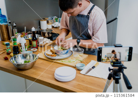The chef is broadcasting live from workshop how to prepare a vegetarian food 115361584