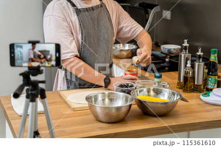 The chef is broadcasting live from workshop how to prepare a vegetarian food 115361610