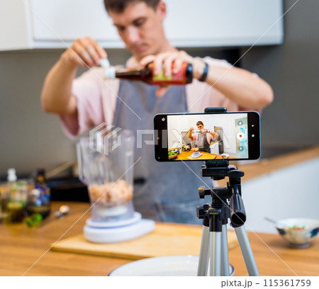 The chef is broadcasting live from workshop how to prepare a bean porridge with cauliflower 115361759