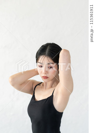 ショートヘアの女性 115361911