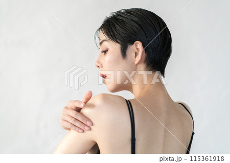 ショートヘアの女性 115361918