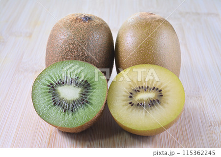 まな板に置いたグリーンキウイとゴールデンキウイの断面 115362245