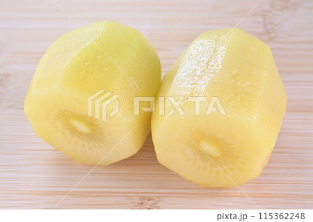 皮をむいたゴールドキウイ 2個 115362248