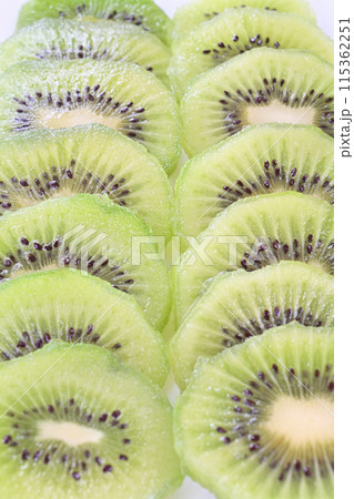 グリーンキウイの輪切り 縦に並べる 115362251