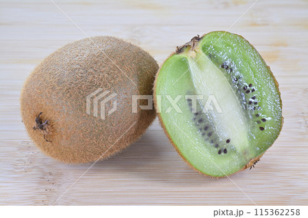 まな板に置いたグリーンキウイ 縦切り 断面 115362258