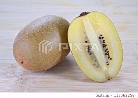 まな板に置いたゴールドキウイ 縦切り 断面 115362259