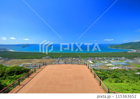【佐賀県】鏡山展望テラスから見た虹の松原と唐津湾と玄界灘 115363652