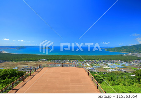 【佐賀県】鏡山展望テラスから見た虹の松原と唐津湾と玄界灘 【佐賀県】鏡山展望テラスから見た虹の松原と唐津湾と玄界灘 115363654