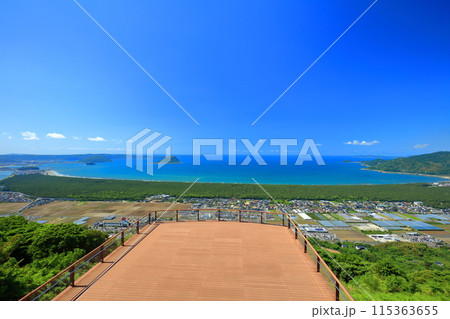 【佐賀県】鏡山展望テラスから見た虹の松原と唐津湾と玄界灘 【佐賀県】鏡山展望テラスから見た虹の松原と唐津湾と玄界灘 115363655