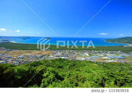 【佐賀県】鏡山展望テラスから見た虹の松原と唐津湾と玄界灘 【佐賀県】鏡山展望テラスから見た虹の松原と唐津湾と玄界灘 115363658