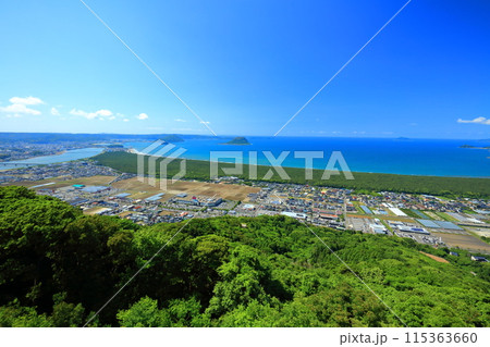 【佐賀県】鏡山展望テラスから見た虹の松原と唐津湾と玄界灘 【佐賀県】鏡山展望テラスから見た虹の松原と唐津湾と玄界灘 115363660