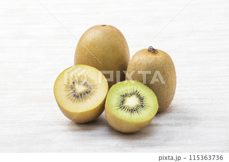 ゴールドキウイフルーツとグリーンキウイフルーツ　カットしたキウイフルーツ　エイジングケアフルーツ 115363736