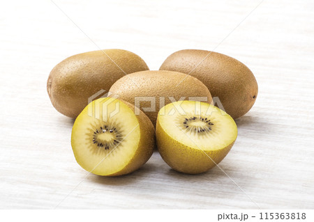 ゴールドキウイフルーツ　カットしたキウイフルーツ　ゴールドキウイ　エイジングケアフルーツ 115363818