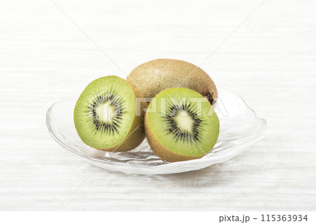 グリーンキウイフルーツ　カットしたキウイフルーツ　グリーンキウイ　エイジングケアフルーツ 115363934