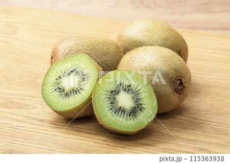 グリーンキウイフルーツ　カットしたキウイフルーツ　グリーンキウイ　エイジングケアフルーツ 115363938