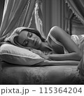 モノクロの眠っている美しい女性 115364204