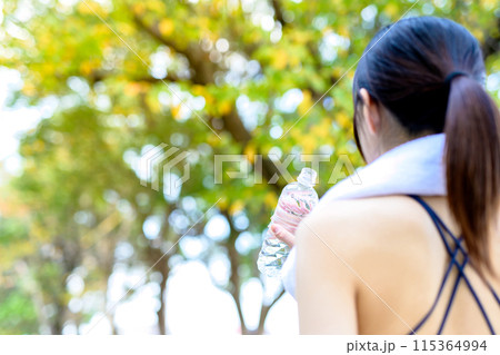 秋の街路樹の道を歩く若い女性 ダイエット ボディメイク 運動習慣 ペットボトルで水分補給 秋の街路樹の道を歩く若い女性 ダイエット ボディメイク 運動習慣 ペットボトルで水分補給 115364994